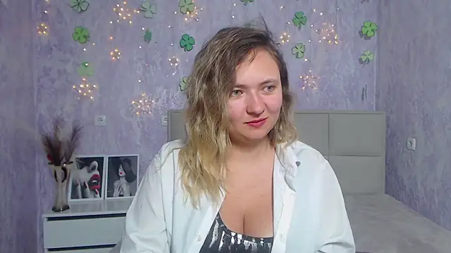 Snapshot of SallyVerda chatting on 03/18/25, 04:18 SallyVerda online show from 03/18/25, 04:18