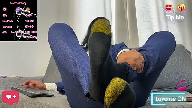 Snapshot of Tom_blunt96 chatting on 11/05/25, 06:11 Tom blunt96 online show from 11/05/25, 06:11