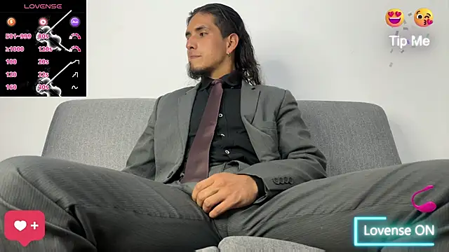 Snapshot of Tom_blunt96 chatting on 11/26/25, 06:35 Tom blunt96 online show from 11/26/25, 06:35