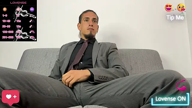 Snapshot of Tom_blunt96 chatting on 12/16/25, 12:53 Tom blunt96 online show from 12/16/25, 12:53