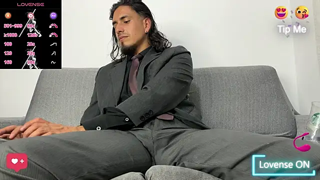 Snapshot of Tom_blunt96 chatting on 10/21/25, 02:55 Tom blunt96 online show from 10/21/25, 02:55