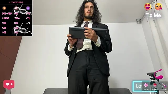 Snapshot of Tom_blunt96 chatting on 10/15/25, 06:11 Tom blunt96 online show from 10/15/25, 06:11