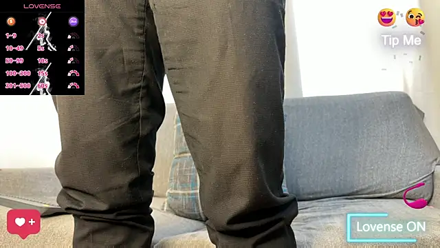 Snapshot of Tom_blunt96 chatting on 11/08/25, 12:31 Tom blunt96 online show from 11/08/25, 12:31