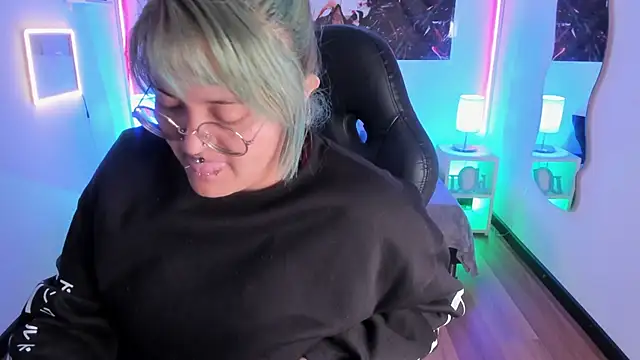 Snapshot of lucky-leah chatting on 01/17/26, 03:32 lucky-leah online show from 01/17/26, 03:32