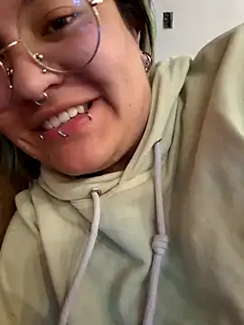 lucky-leah online show from 11/07/25, 04:06