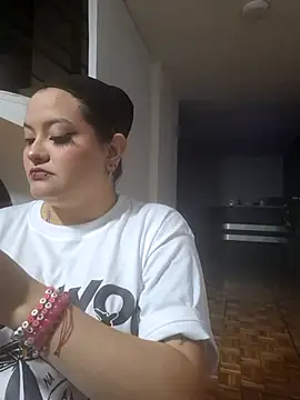 Snapshot of lucky-leah chatting on 09/21/25, 04:28 lucky-leah online show from 09/21/25, 04:28
