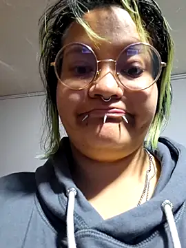 Snapshot of lucky-leah chatting on 10/15/25, 03:49 lucky-leah online show from 10/15/25, 03:49