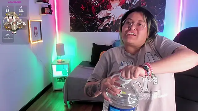 Snapshot of lucky-leah chatting on 12/23/25, 04:23 lucky-leah online show from 12/23/25, 04:23