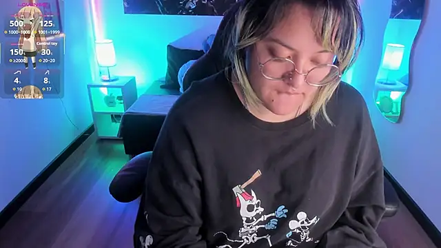 lucky-leah online show from 10/21/25, 04:12