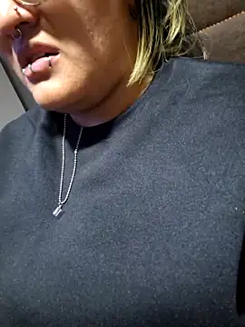 lucky-leah online show from 12/04/25, 04:11