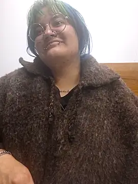 Snapshot of lucky-leah chatting on 03/01/26, 03:06 lucky-leah online show from 03/01/26, 03:06