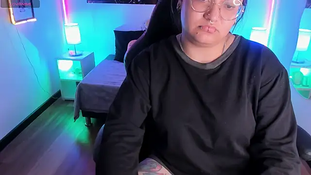 lucky-leah online show from 11/28/25, 03:50