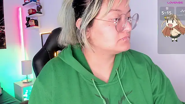 Snapshot of lucky-leah chatting on 09/14/25, 03:51 lucky-leah online show from 09/14/25, 03:51
