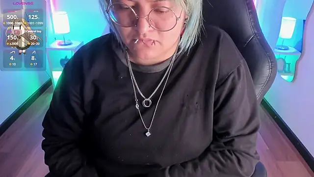 Snapshot of lucky-leah chatting on 01/16/26, 04:16 lucky-leah online show from 01/16/26, 04:16