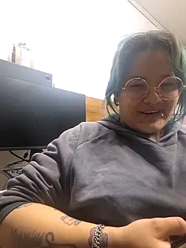 Snapshot of lucky-leah chatting on 07/01/26, 03:18 lucky-leah online show from 07/01/26, 03:18