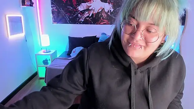 Snapshot of lucky-leah chatting on 01/15/26, 04:05 lucky-leah online show from 01/15/26, 04:05