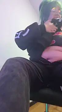 Snapshot of lucky-leah chatting on 02/27/26, 03:29 lucky-leah online show from 02/27/26, 03:29