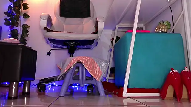 SUZZET 22 online show from 02/11/26, 12:49