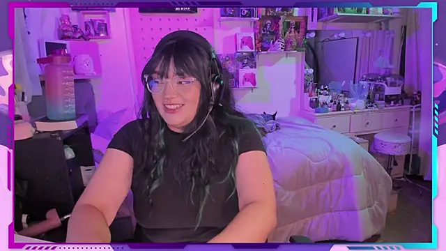 Snapshot of MegariaB chatting on 10/31/25, 04:09 MegariaB online show from 10/31/25, 04:09