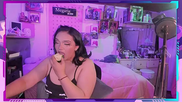 Snapshot of MegariaB chatting on 10/16/25, 03:59 MegariaB online show from 10/16/25, 03:59