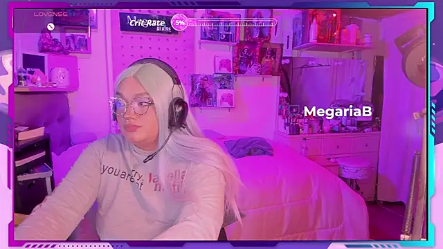 Snapshot of MegariaB chatting on 10/20/25, 04:25 MegariaB online show from 10/20/25, 04:25