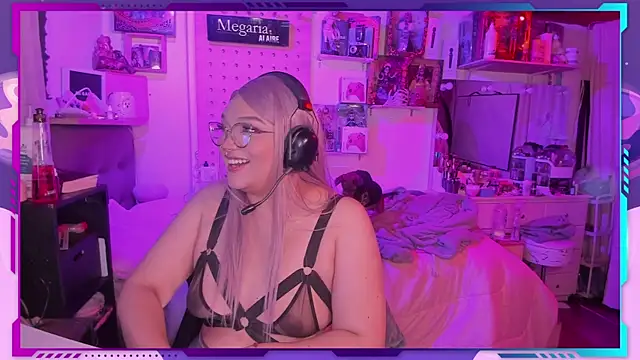 Snapshot of MegariaB chatting on 10/17/25, 04:05 MegariaB online show from 10/17/25, 04:05