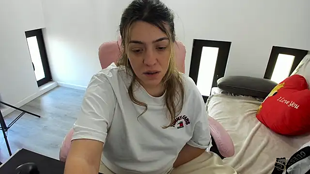 Snapshot of Dyana_Kaylinn chatting on 05/04/26, 05:11 Dyana Kaylinn online show from 05/04/26, 05:11