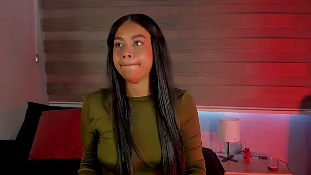 nayah   online show from 11/25/25, 09:04