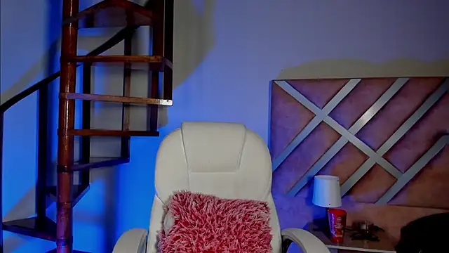 nayah   online show from 11/17/25, 12:42