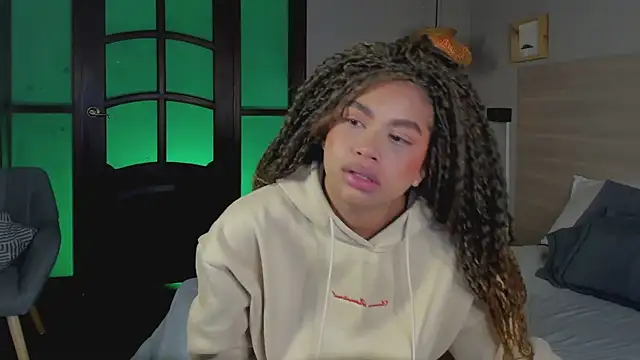 nayah   online show from 11/06/25, 07:51