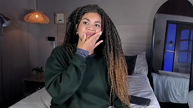 nayah   online show from 03/25/26, 08:19