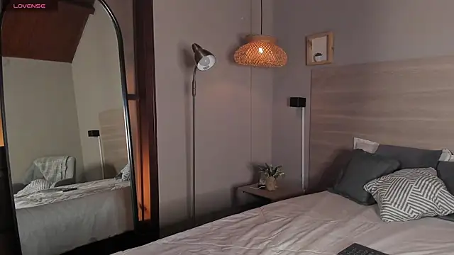 nayah   online show from 04/13/26, 08:02