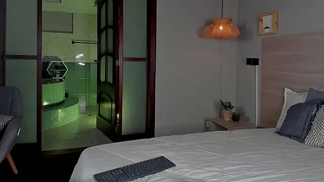 nayah   online show from 11/04/25, 07:39