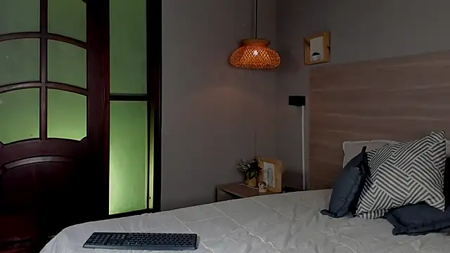 nayah   online show from 10/21/25, 08:30