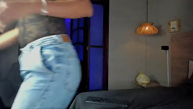 nayah   online show from 11/15/25, 08:35