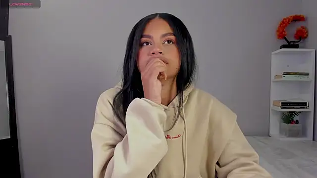 nayah   online show from 11/28/25, 01:00