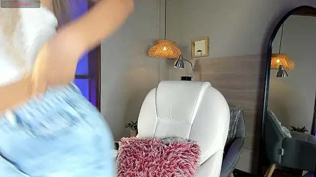 nayah   online show from 03/18/26, 08:21