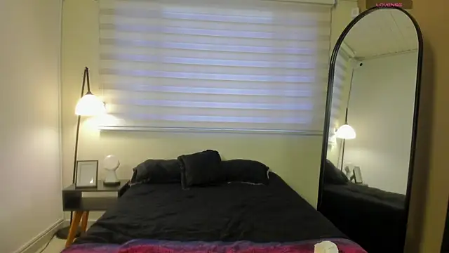 nayah   online show from 04/12/26, 02:53