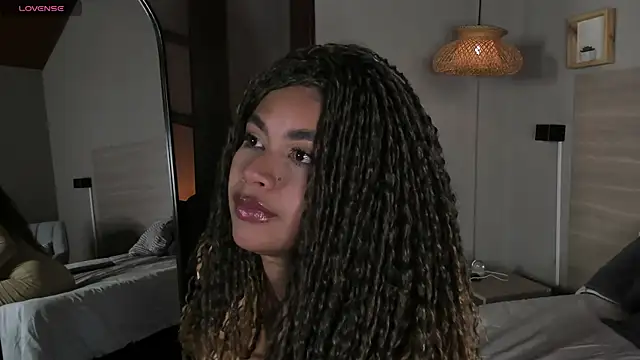 nayah   online show from 04/10/26, 07:54