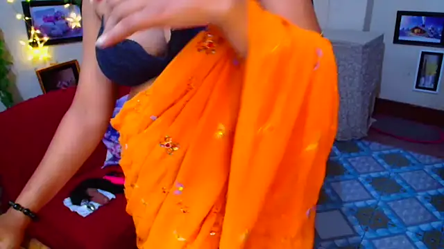 Snapshot of SnoowForYou chatting on 10/20/25, 12:02 SnoowForYou online show from 10/20/25, 12:02