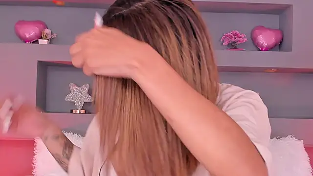 Snapshot of rosemonrooe chatting on 10/15/25, 02:47 rosemonrooe online show from 10/15/25, 02:47