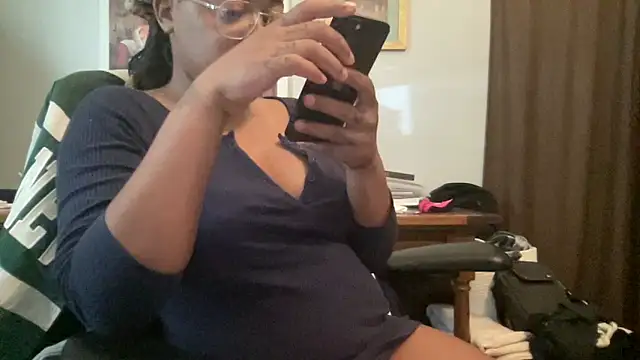 MommyConfident online show from 05/26/26, 07:45