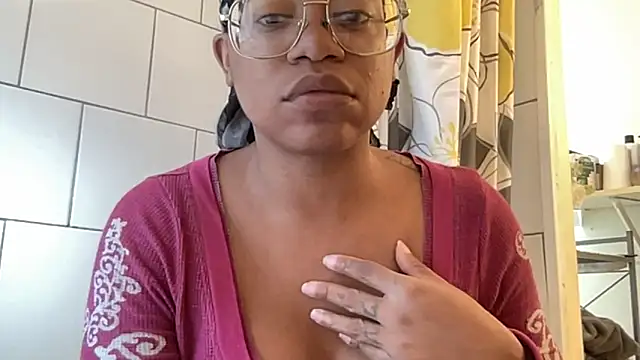 Snapshot of MommyConfident chatting on 09/21/25, 06:13 MommyConfident online show from 09/21/25, 06:13