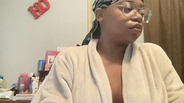 Snapshot of MommyConfident chatting on 10/08/25, 01:45 MommyConfident online show from 10/08/25, 01:45