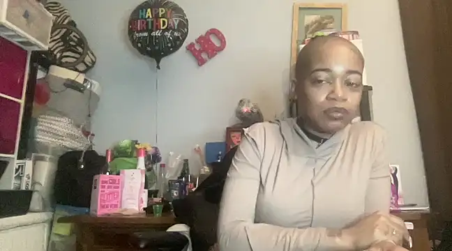 Snapshot of MommyConfident chatting on 02/18/25, 12:15 MommyConfident online show from 02/18/25, 12:15