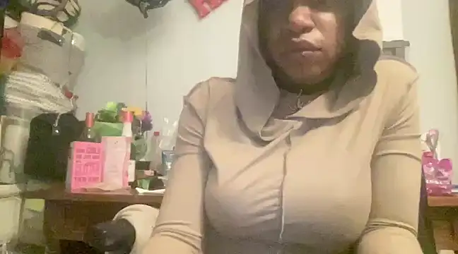 Snapshot of MommyConfident chatting on 02/18/25, 04:48 MommyConfident online show from 02/18/25, 04:48