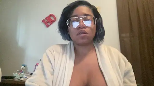 Snapshot of MommyConfident chatting on 10/21/25, 01:10 MommyConfident online show from 10/21/25, 01:10