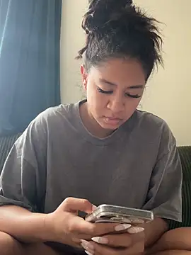 Snapshot of VanessaBling chatting on 12/17/25, 04:12 VanessaBling online show from 12/17/25, 04:12