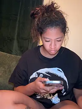 Snapshot of VanessaBling chatting on 11/18/25, 01:43 VanessaBling online show from 11/18/25, 01:43