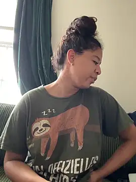 Snapshot of VanessaBling chatting on 11/19/25, 04:07 VanessaBling online show from 11/19/25, 04:07